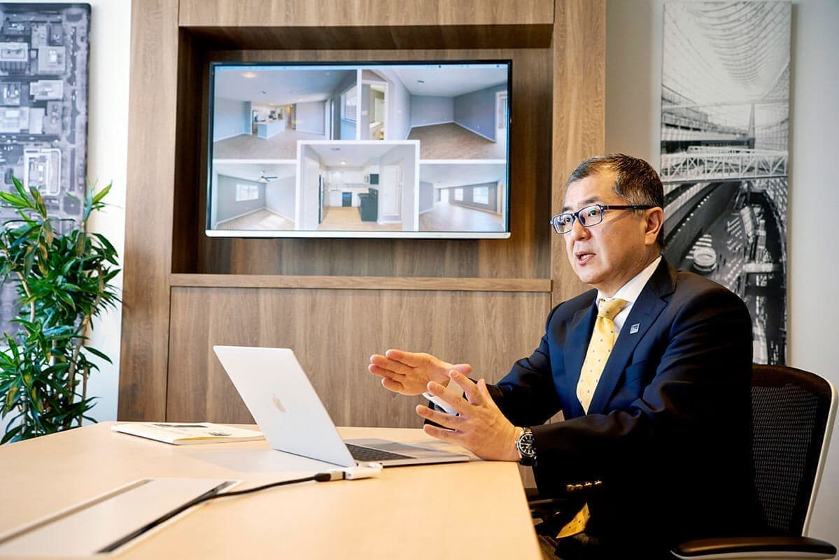 話をする男性社員