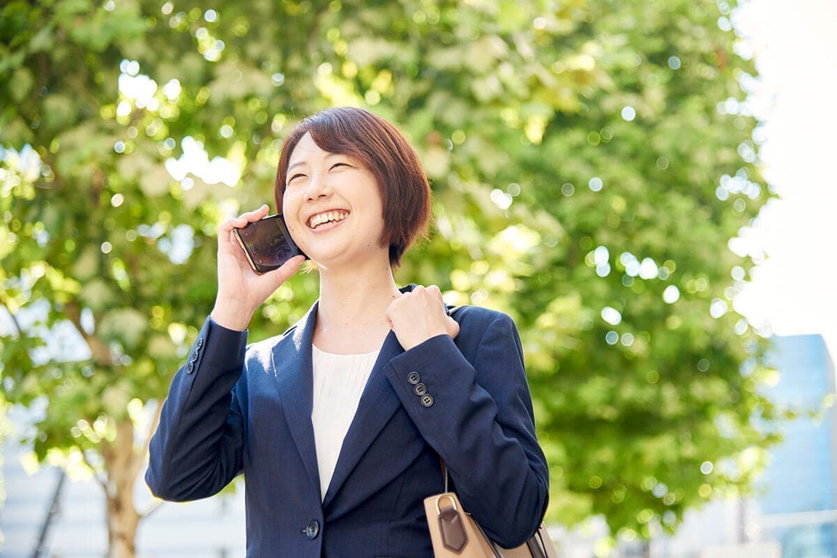 電話をする女性社員の写真
