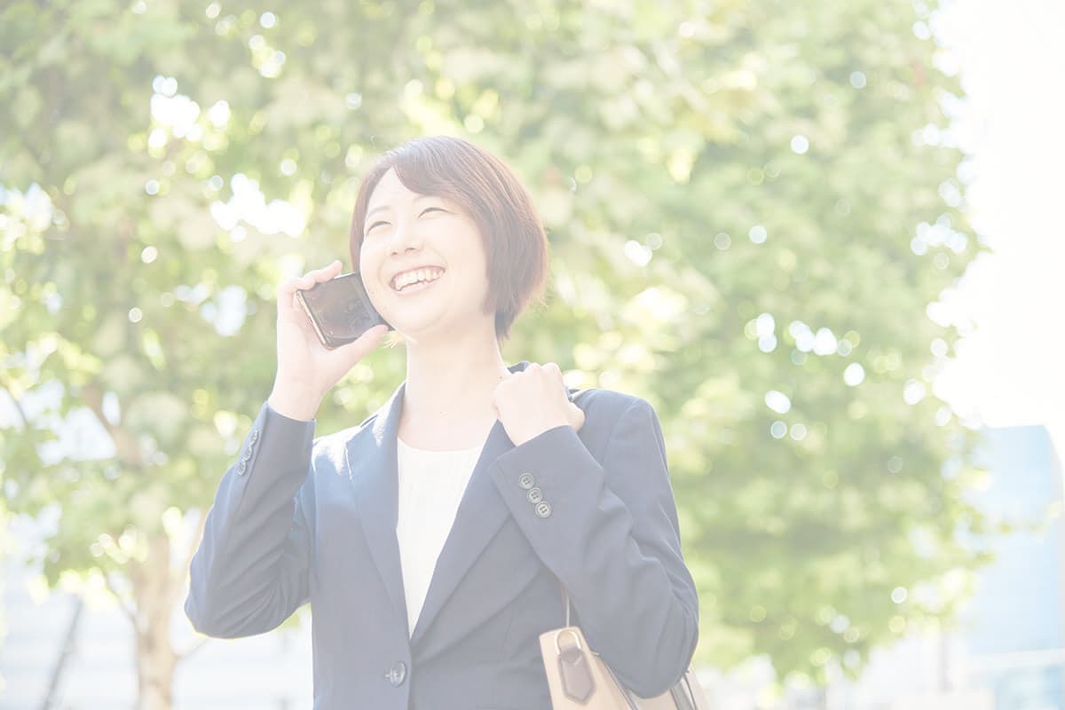 電話をする女性社員の写真
