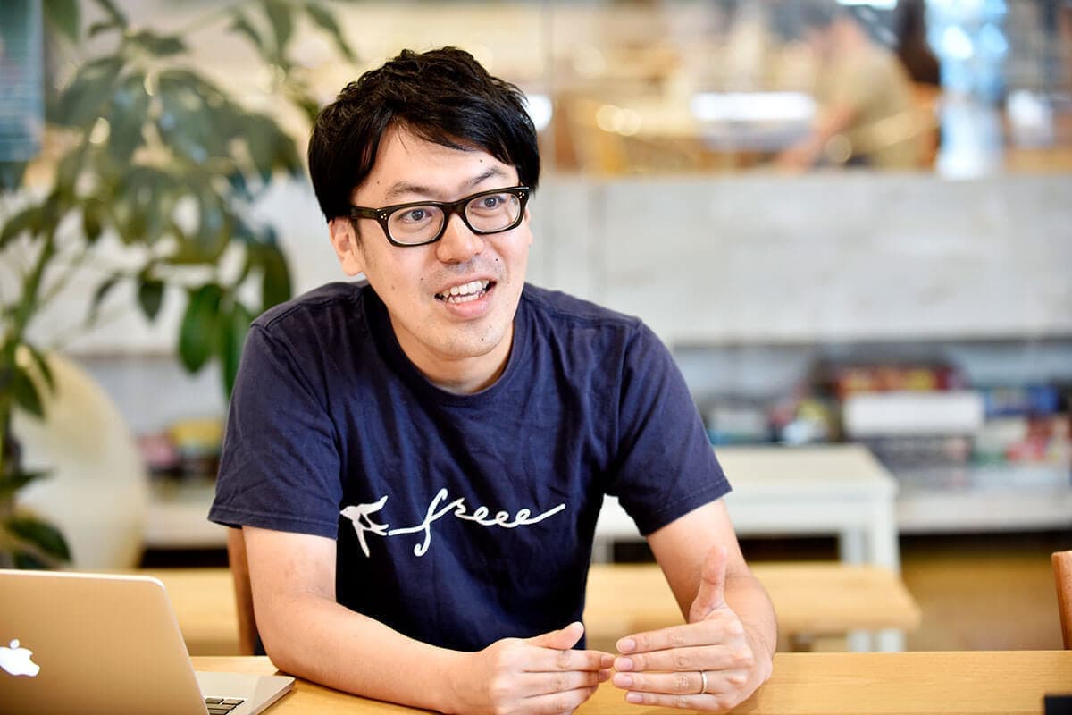 男性社員のインタビュー写真