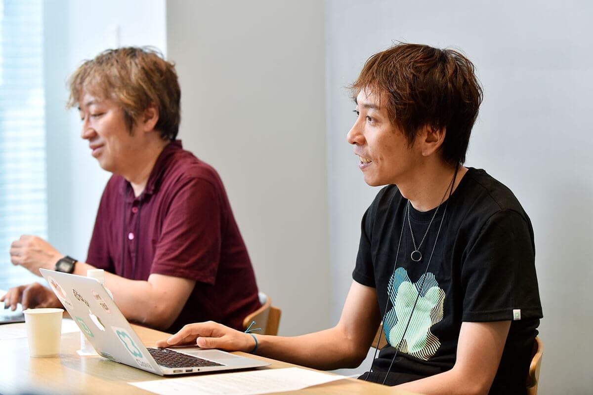 男性社員の対談写真