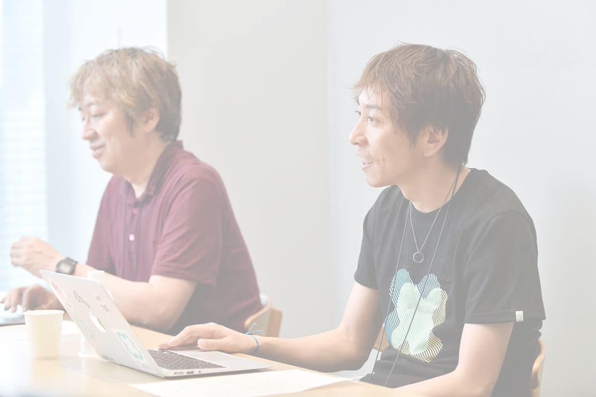 男性社員の対談写真