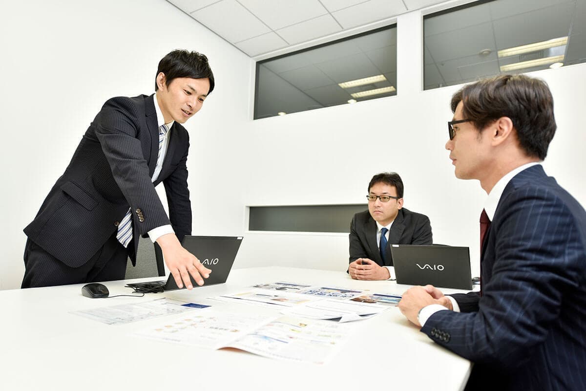 会社員のミーティング写真