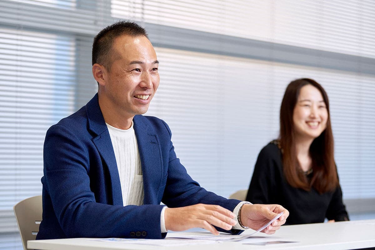 男性社員と女性社員のインタビュー写真