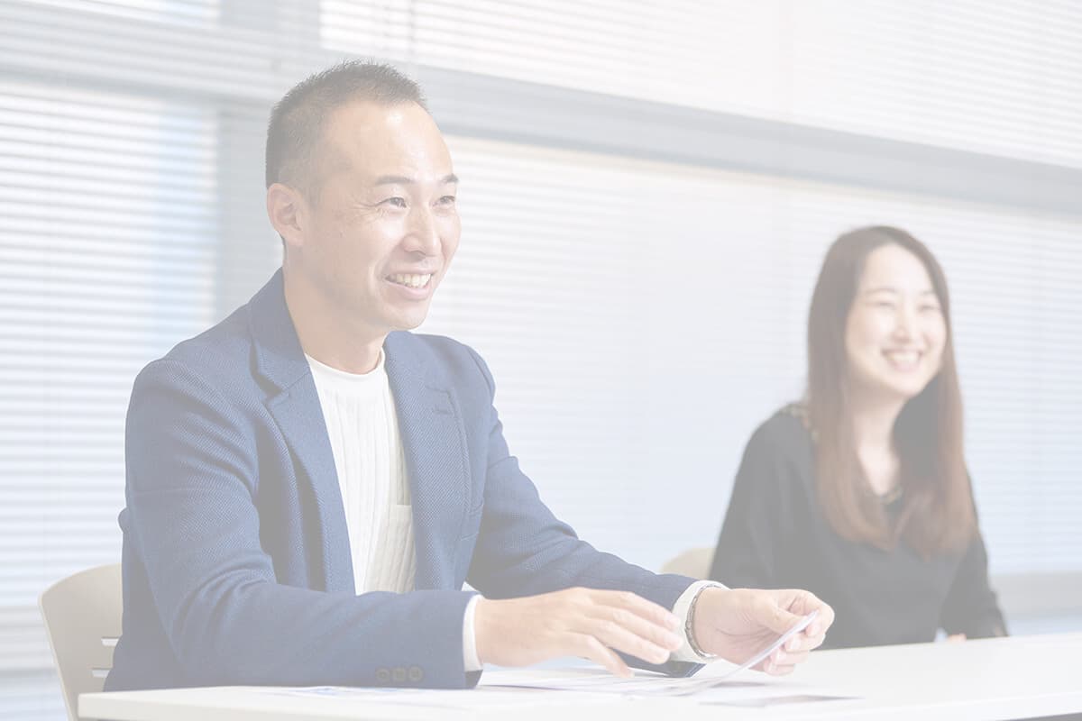男性社員と女性社員のインタビュー写真