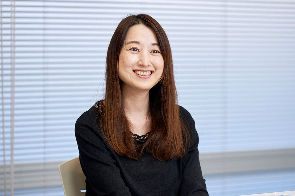 女性社員のインタビュー写真