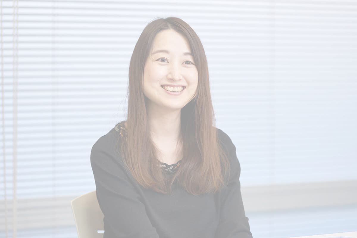 女性社員のインタビュー写真