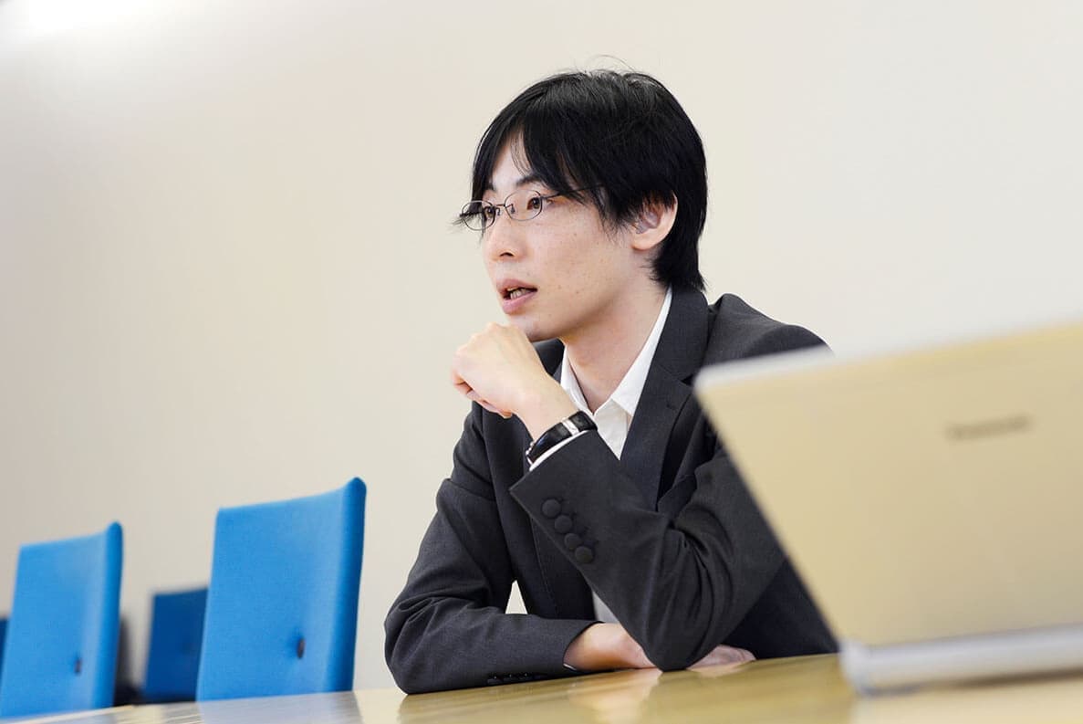 男性社員のインタビュー写真