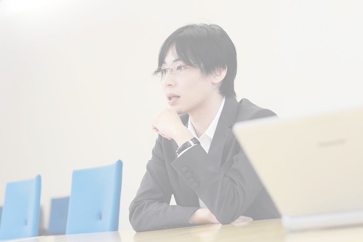 男性社員のインタビュー写真