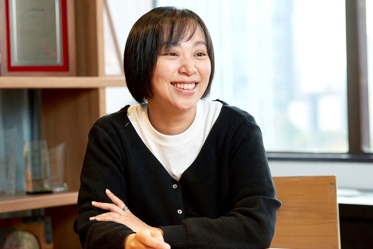 女性社員のインタビュー写真