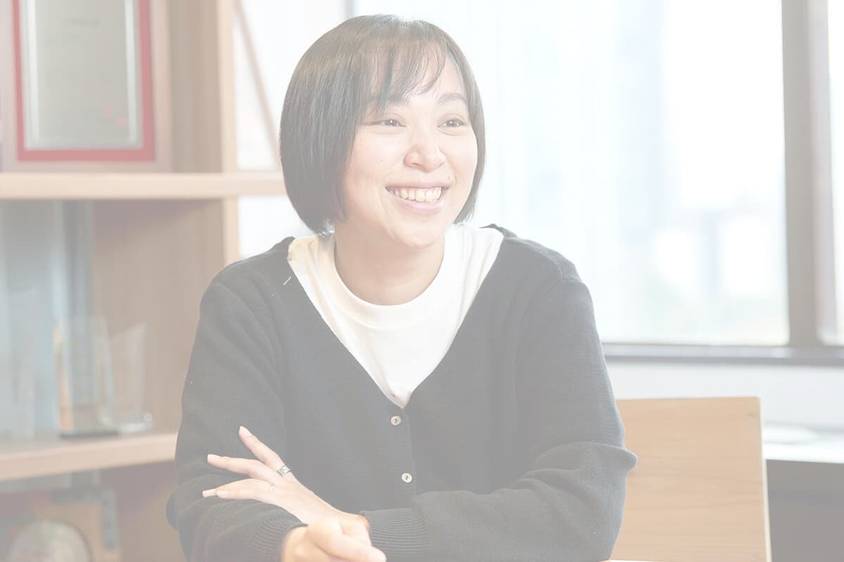 女性社員のインタビュー写真