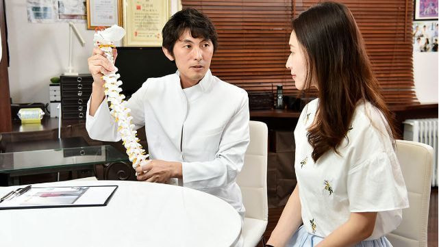 患者を診察する整体師