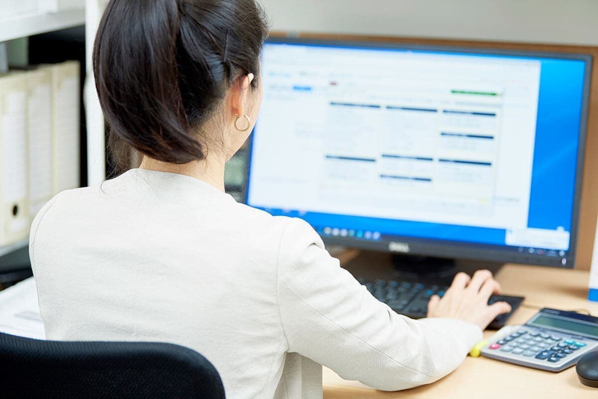 会計事務所の社員の仕事風景写真