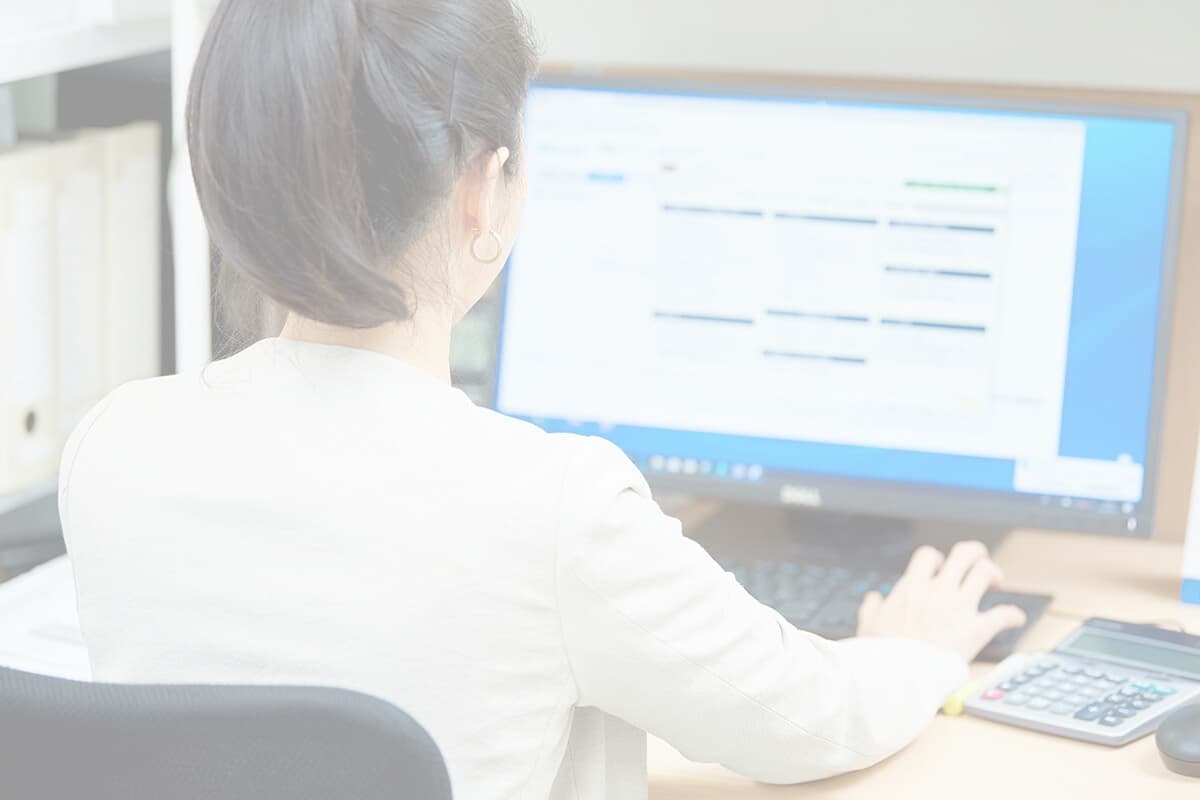 会計事務所の社員の仕事風景写真
