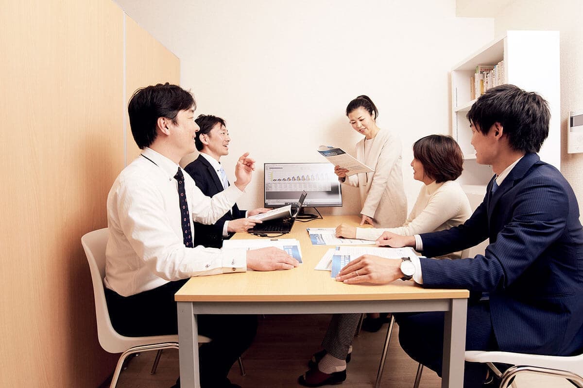 会計士事務所の打ち合わせ風景写真