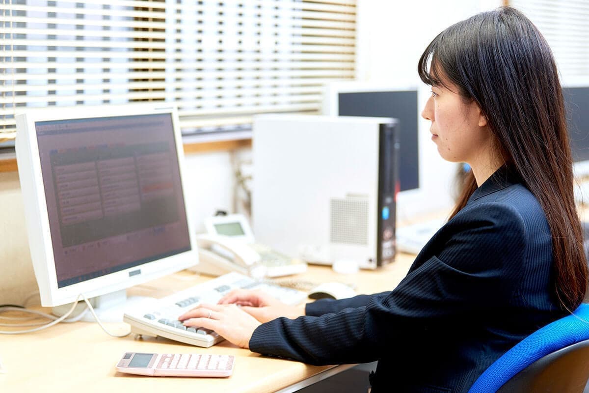 法律事務所で仕事をする女性社員