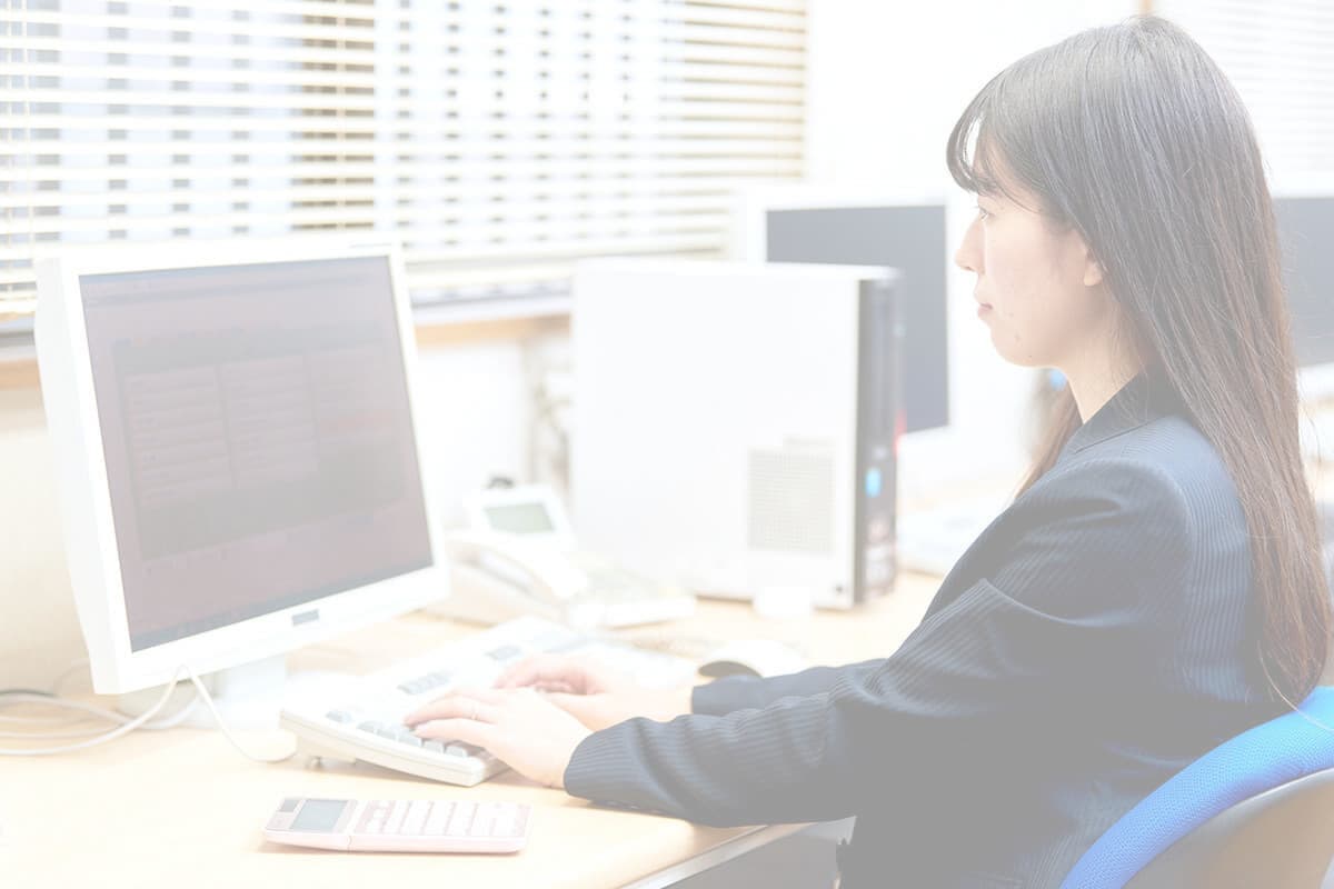 法律事務所で仕事をする女性社員