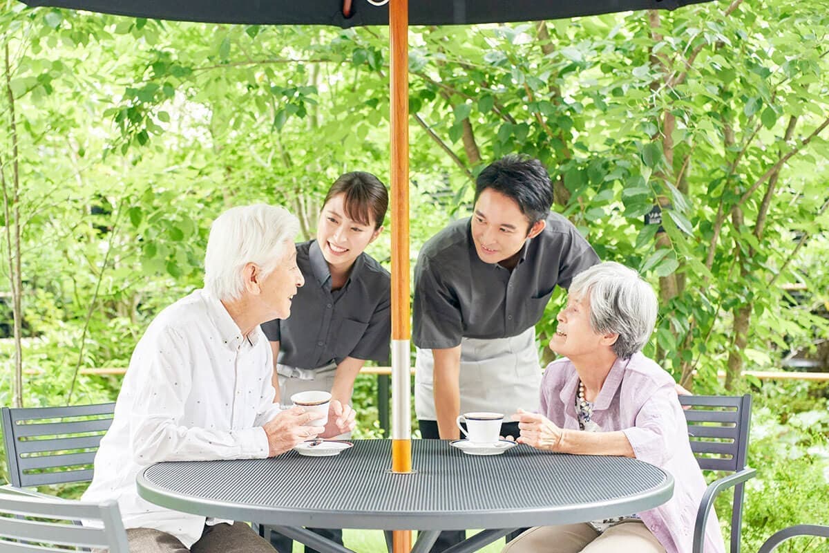 老人ホームで介護する職員