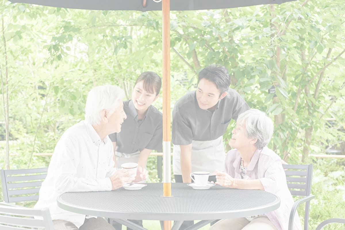 老人ホームで介護する職員