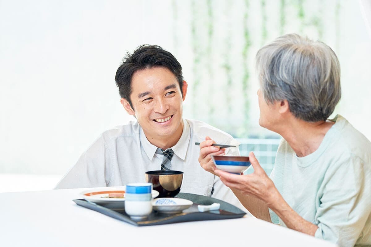 老人ホームで介護する男性職員