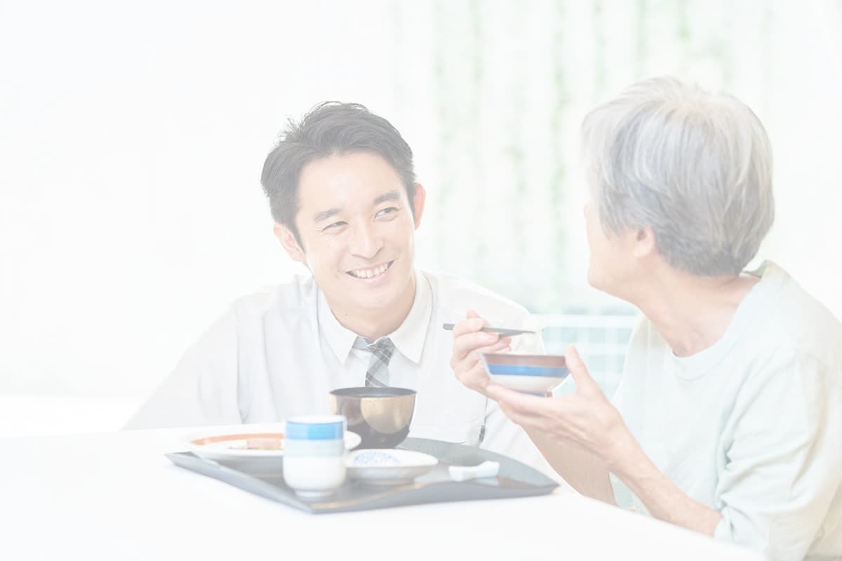 老人ホームで介護する男性職員