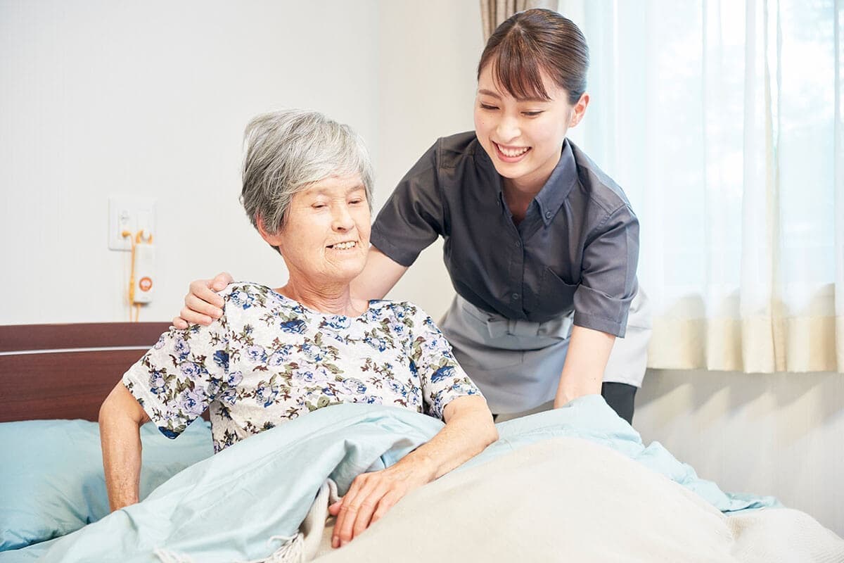 老人ホームで介護する女性職員