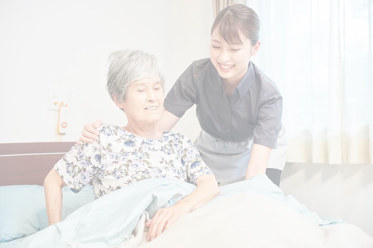 老人ホームで介護する女性職員