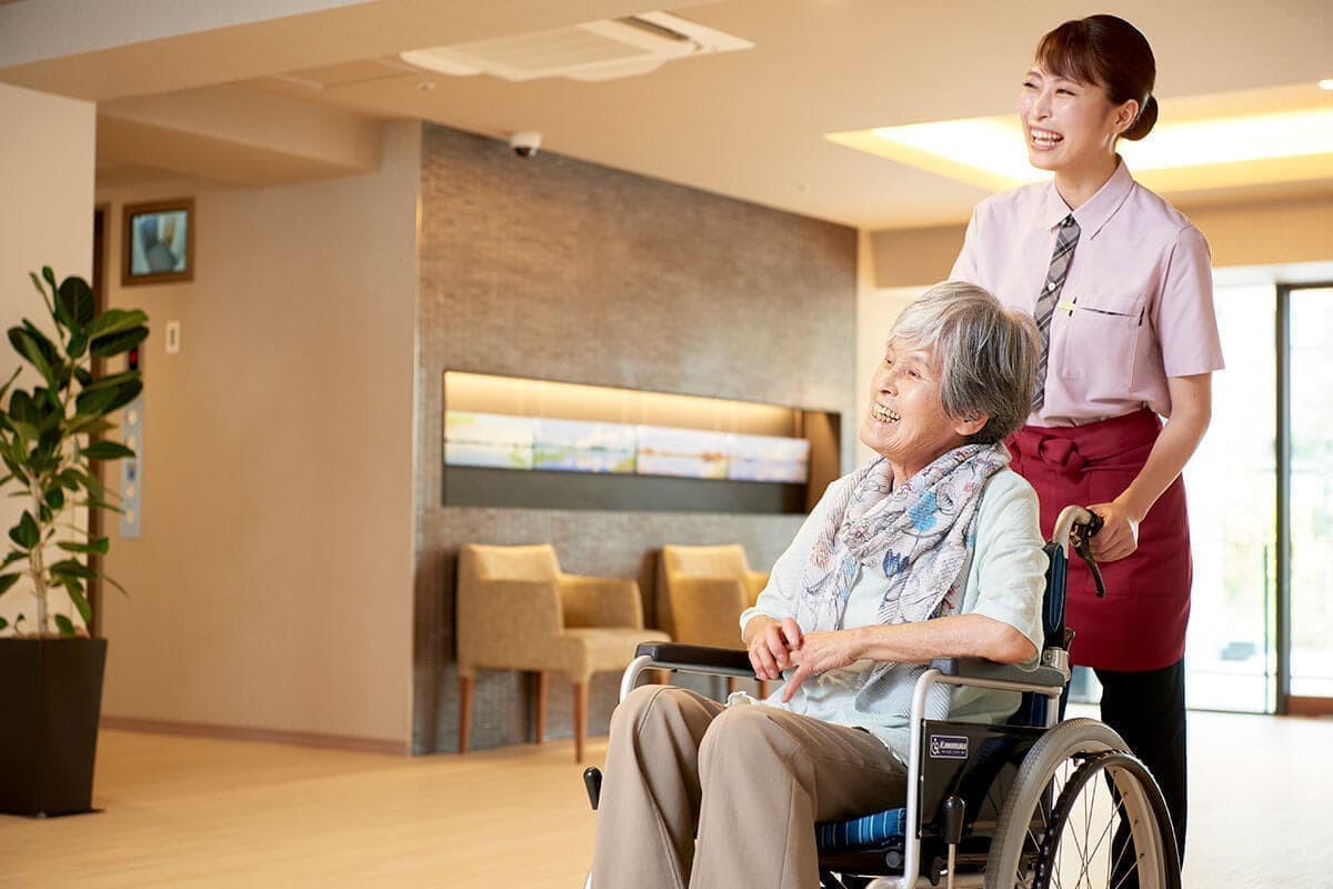 老人ホームで介護風景