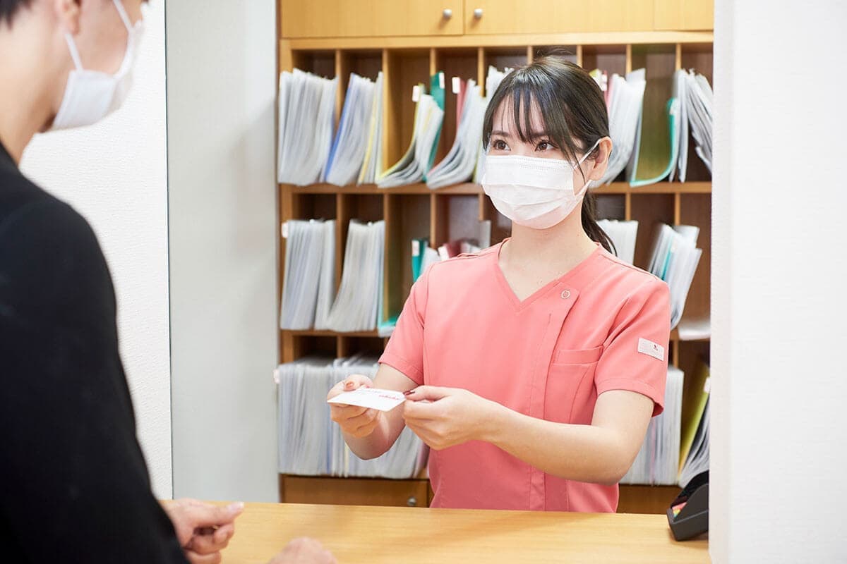 歯科医の受付風景の写真