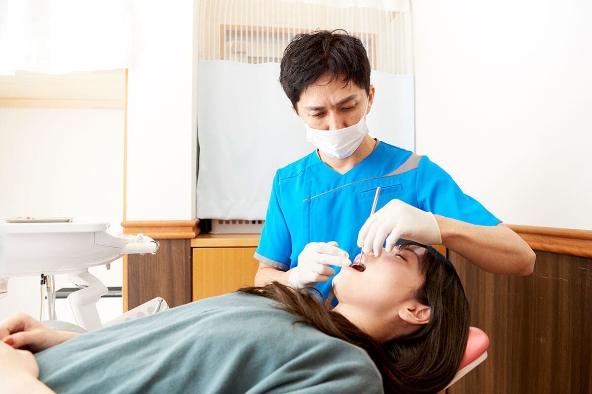 歯科医の診察中の写真