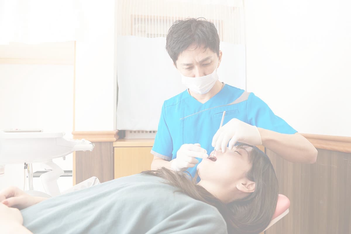 歯科医の診察中の写真