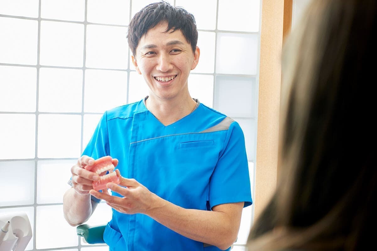 歯科医の診察中の写真