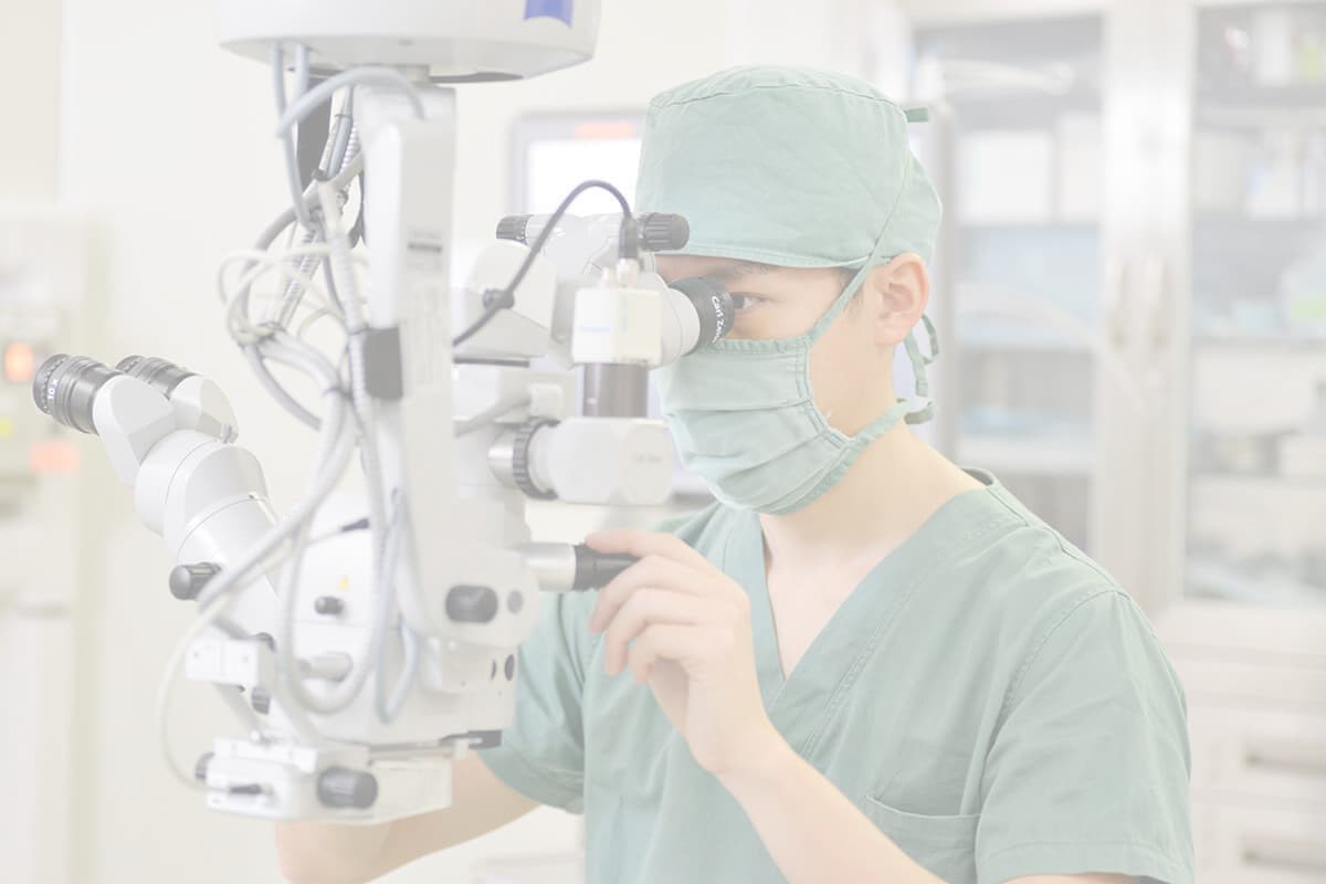 歯科医の診察中の写真