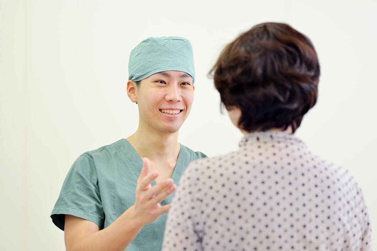 歯科医の診察中の写真