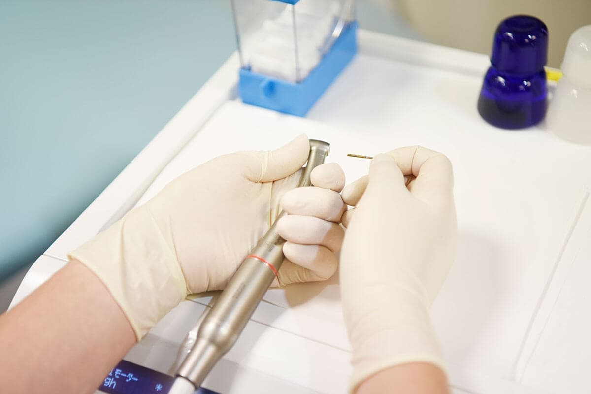 歯科医の手元写真