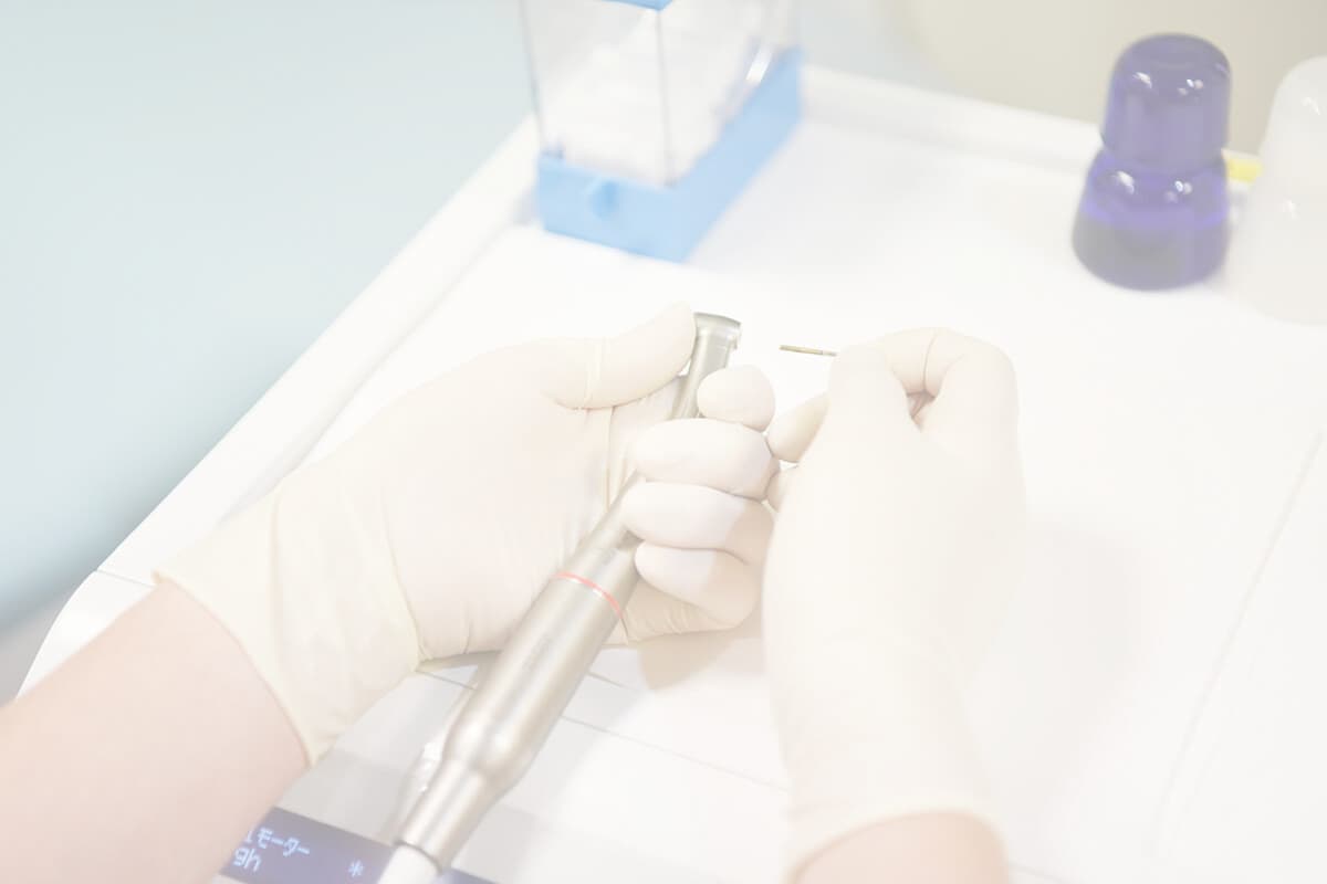 歯科医の手元写真